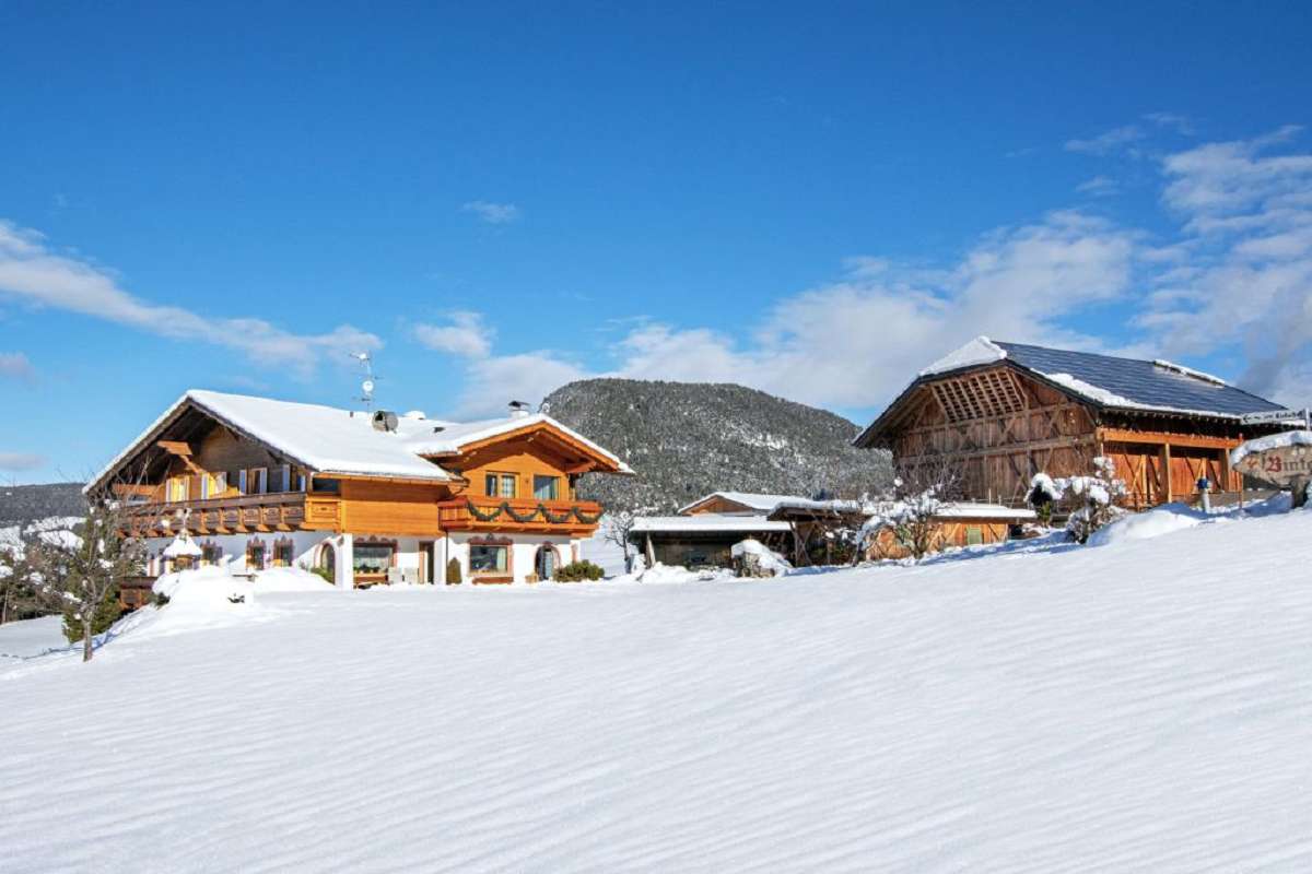 Binterhof u Južnom Tirolu s kozama i aktivnim poljoprivrednim aktivnostima